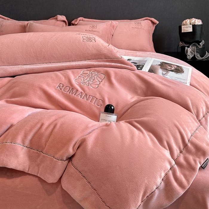 91家纺网 家纺一手货源 找家纺 （总）美芝莱床垫 2025新款牛奶绒全消光亲肤舒适大牌风四件套