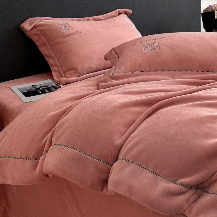 91家纺网 家纺一手货源 找家纺 （总）美芝莱床垫 2025新款牛奶绒全消光亲肤舒适大牌风四件套