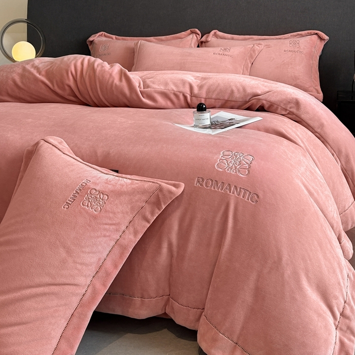 91家纺网 家纺一手货源 找家纺 （总）美芝莱床垫 2025新款牛奶绒全消光亲肤舒适大牌风四件套