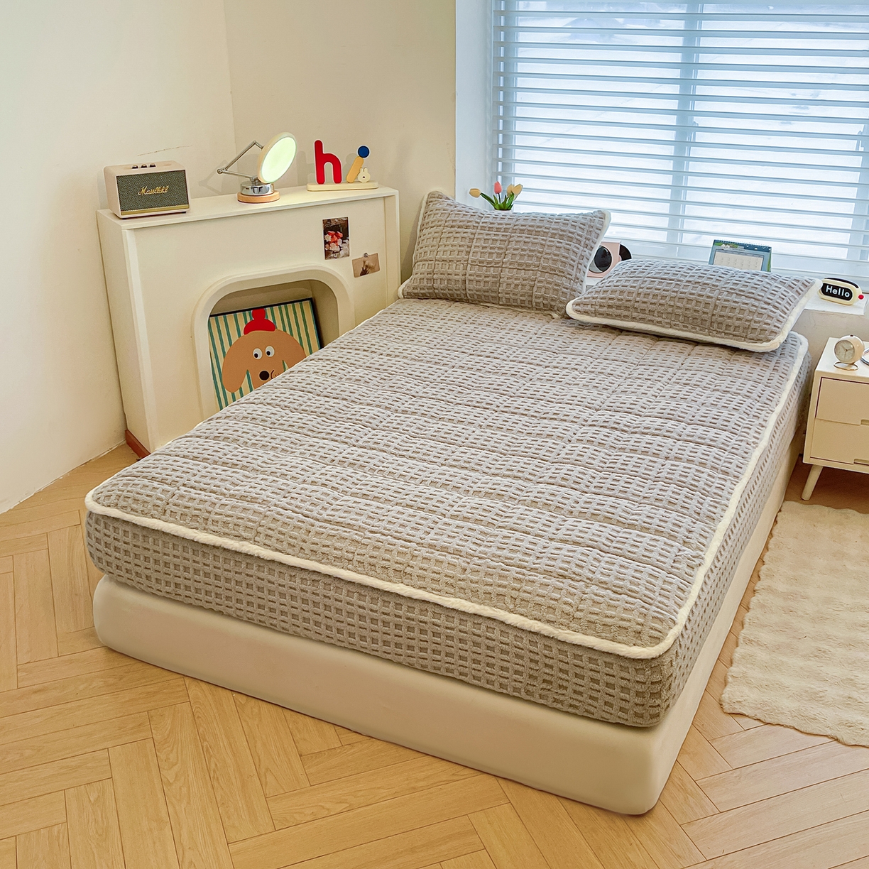 91家纺网 家纺一手货源 找家纺 予梦家纺 2025新款塔芙绒加厚夹棉床笠床垫保护套 星梦格 星灰