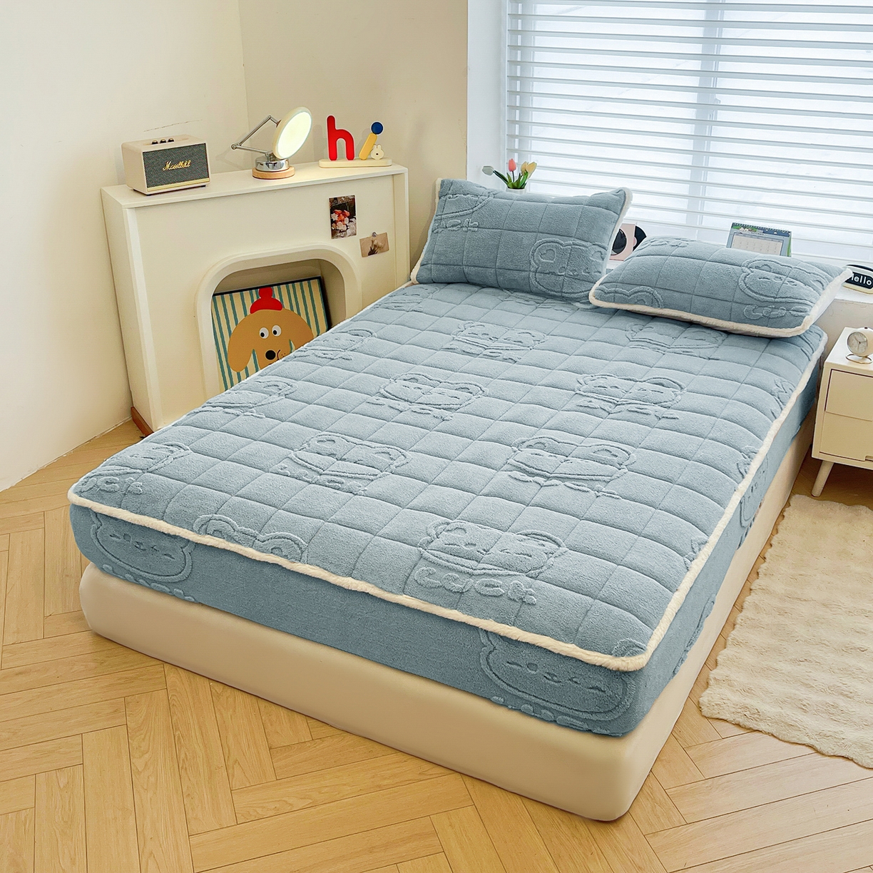 91家纺网 家纺一手货源 找家纺 予梦家纺 2025新款塔芙绒加厚夹棉床笠床垫保护套 萌萌熊 苍蓝