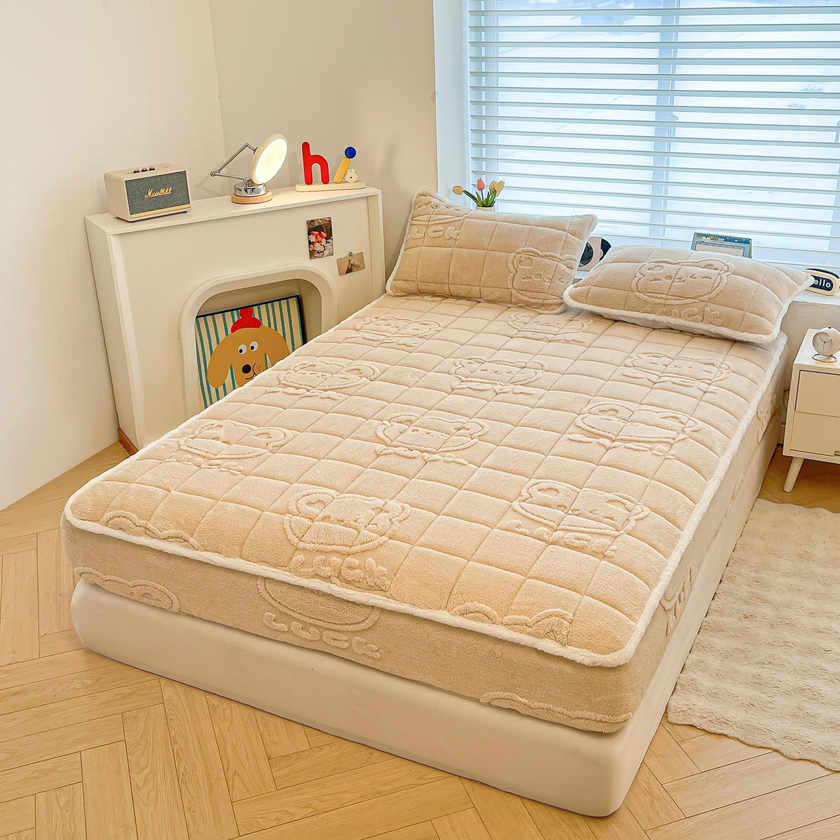 91家纺网 家纺一手货源 找家纺 予梦家纺 2025新款塔芙绒加厚夹棉床笠床垫保护套 萌萌熊 卡其