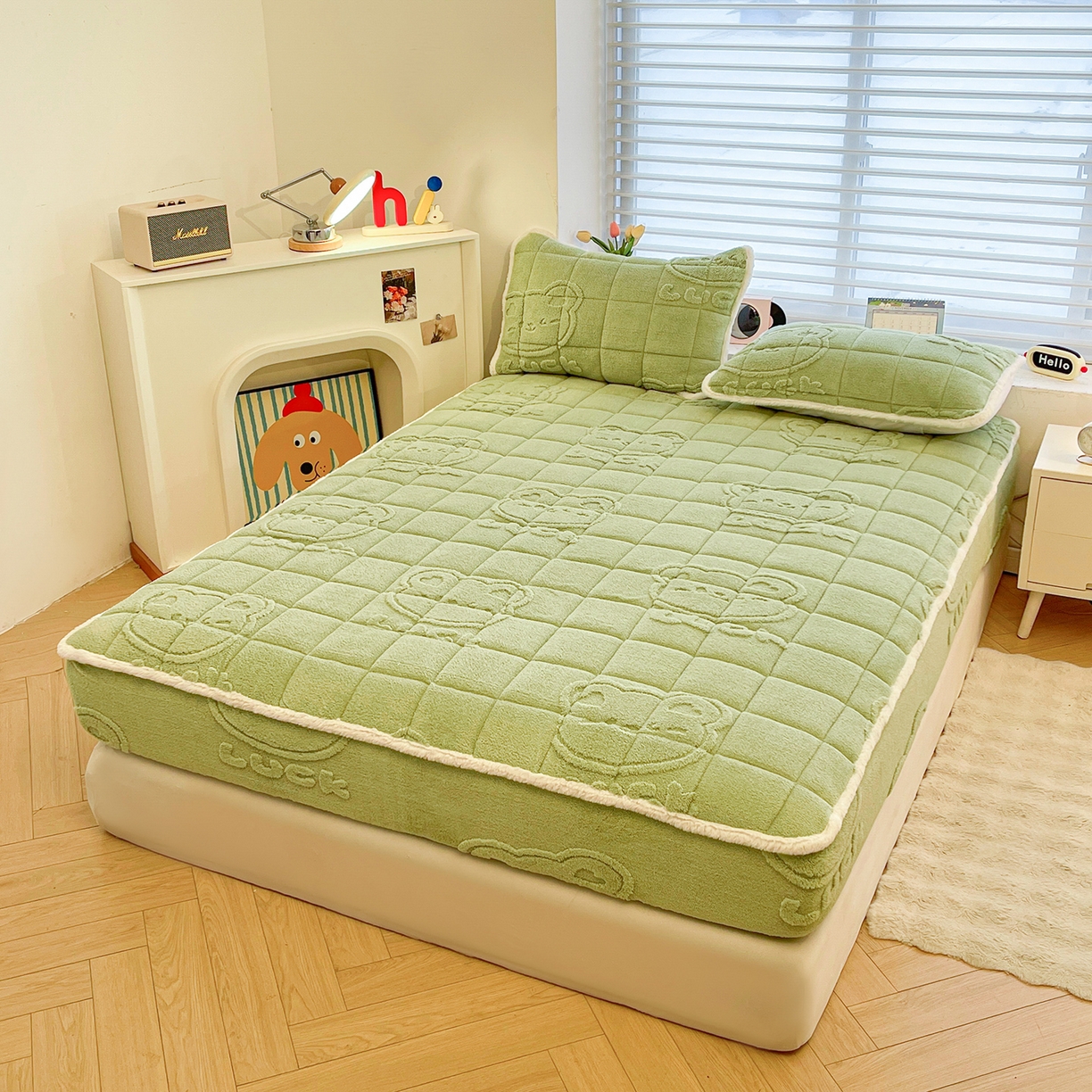 91家纺网 家纺一手货源 找家纺 予梦家纺 2025新款塔芙绒加厚夹棉床笠床垫保护套 萌萌熊 果绿