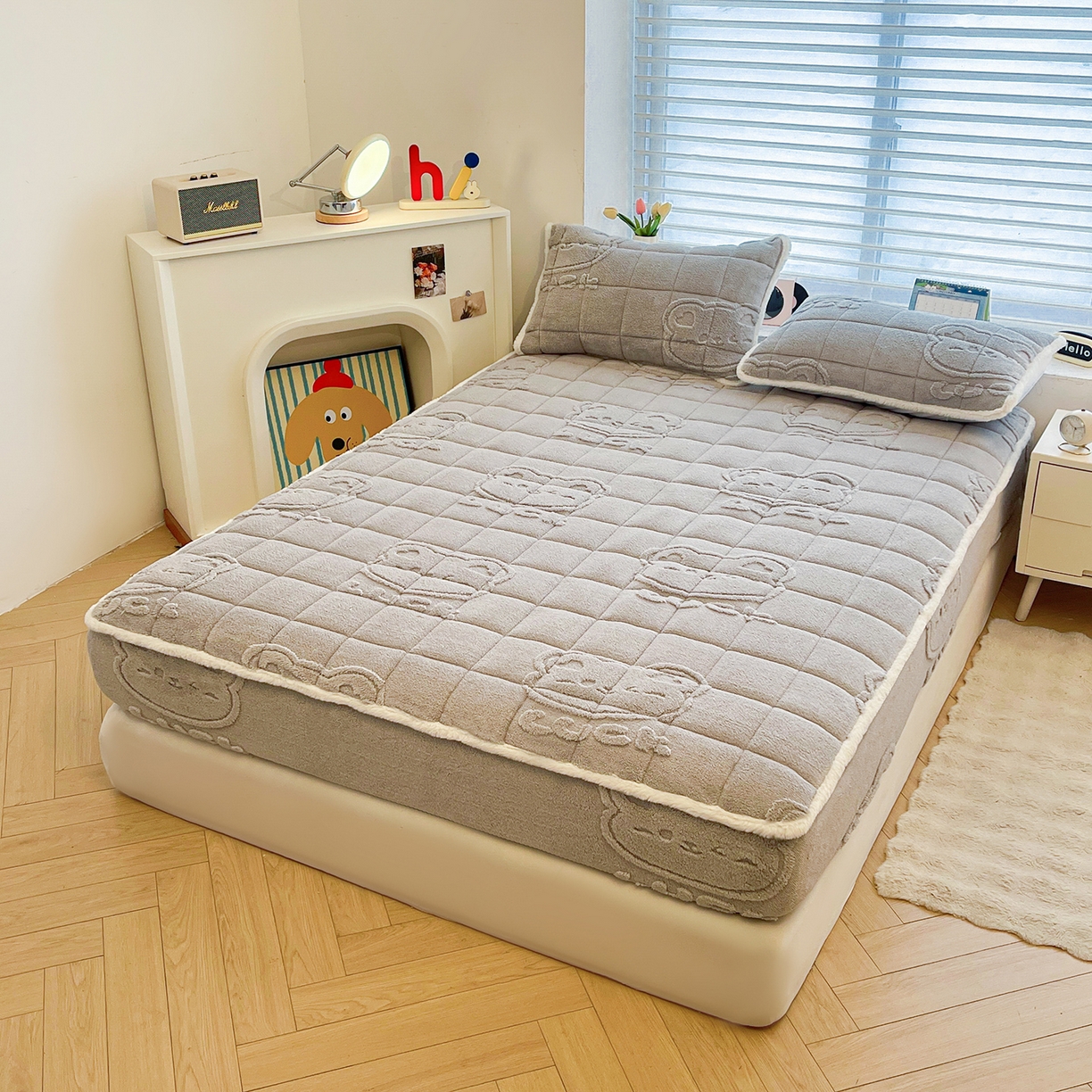 91家纺网 家纺一手货源 找家纺 予梦家纺 2025新款塔芙绒加厚夹棉床笠床垫保护套 萌萌熊 星灰