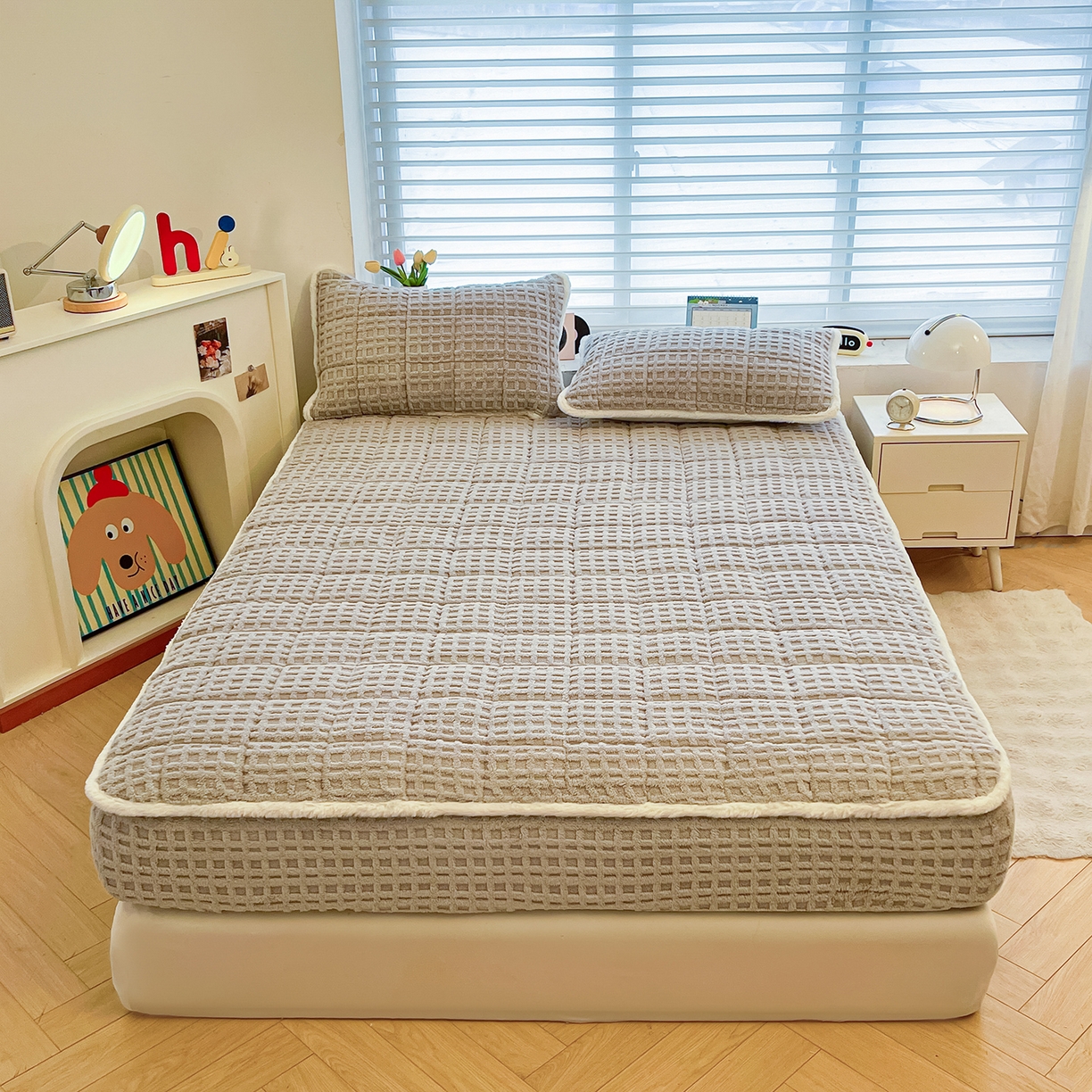 91家纺网 家纺一手货源 找家纺 予梦家纺 2025新款塔芙绒加厚夹棉床笠床垫保护套 星梦格 星灰