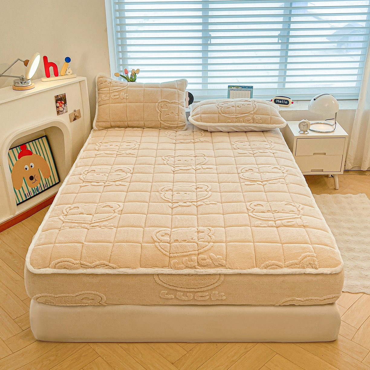 91家纺网 家纺一手货源 找家纺 予梦家纺 2025新款塔芙绒加厚夹棉床笠床垫保护套 萌萌熊 卡其