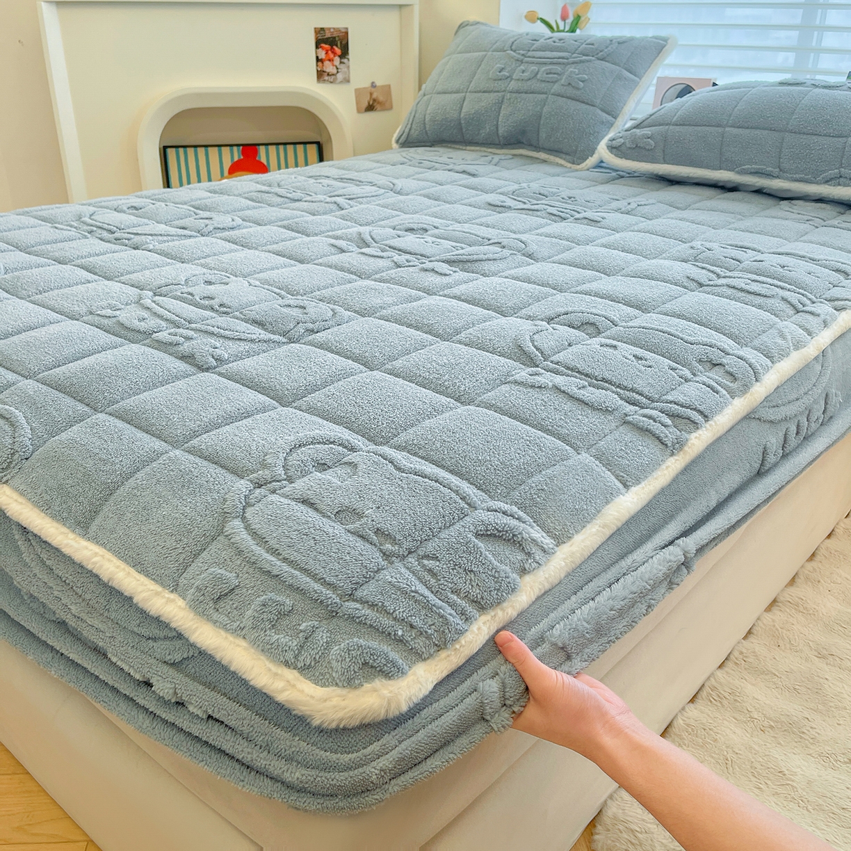 91家纺网 家纺一手货源 找家纺 予梦家纺 2025新款塔芙绒加厚夹棉床笠床垫保护套 萌萌熊 苍蓝