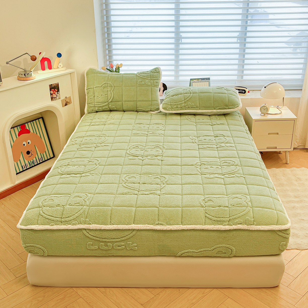 91家纺网 家纺一手货源 找家纺 予梦家纺 2025新款塔芙绒加厚夹棉床笠床垫保护套 萌萌熊 果绿