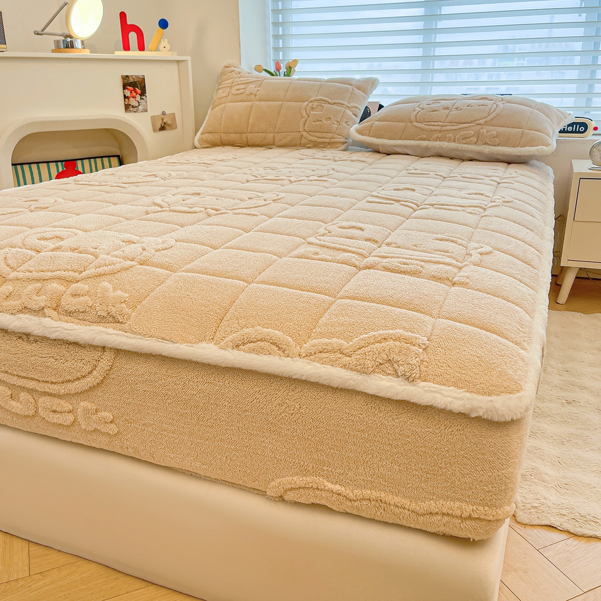 91家纺网 家纺一手货源 找家纺 予梦家纺 2025新款塔芙绒加厚夹棉床笠床垫保护套 萌萌熊 卡其