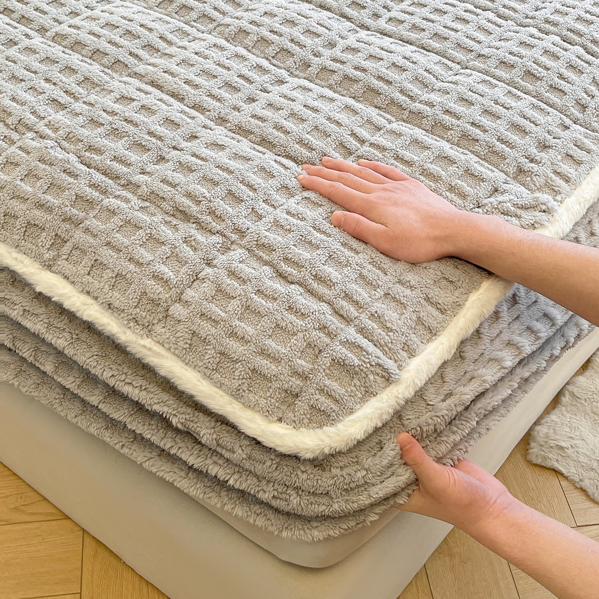 91家纺网 家纺一手货源 找家纺 予梦家纺 2025新款塔芙绒加厚夹棉床笠床垫保护套 星梦格 星灰