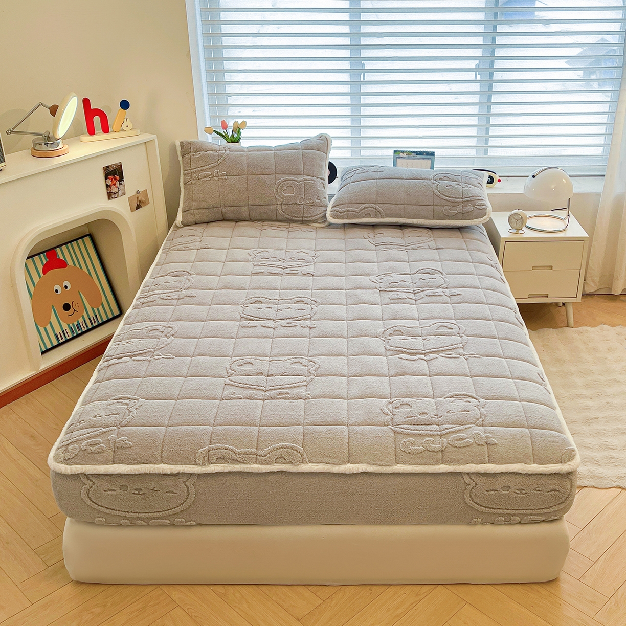 91家纺网 家纺一手货源 找家纺 予梦家纺 2025新款塔芙绒加厚夹棉床笠床垫保护套 萌萌熊 星灰