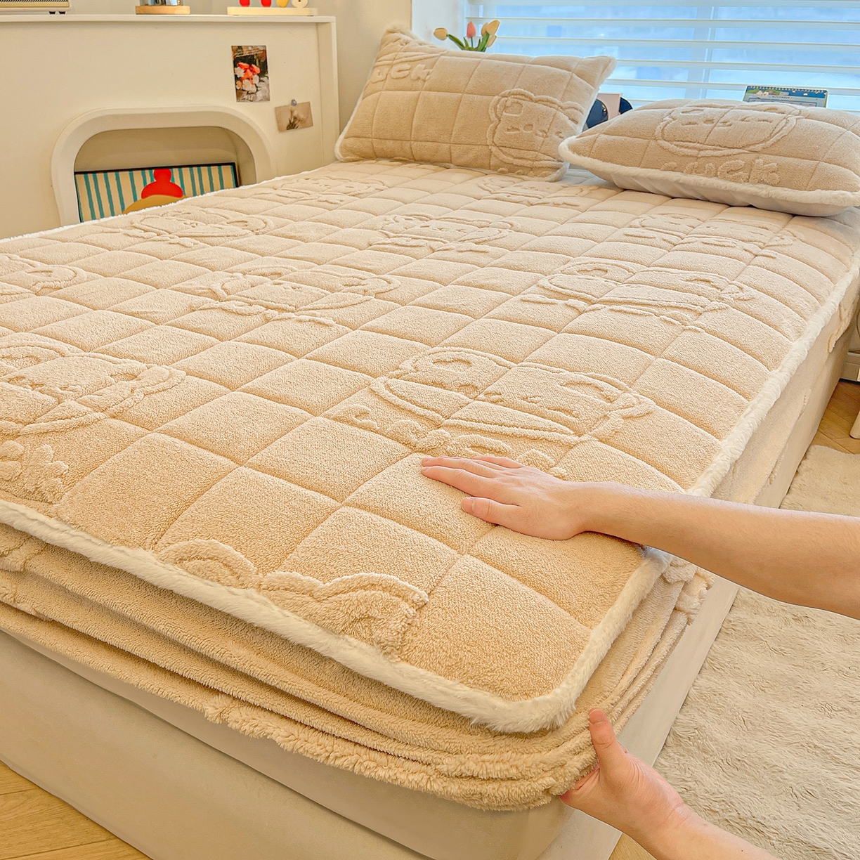 91家纺网 家纺一手货源 找家纺 予梦家纺 2025新款塔芙绒加厚夹棉床笠床垫保护套 萌萌熊 卡其