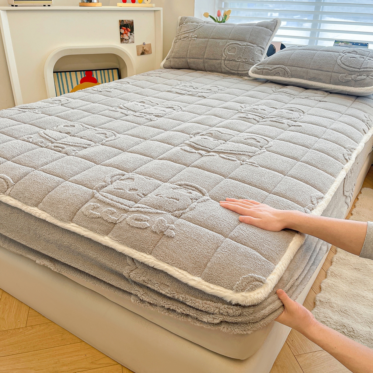 91家纺网 家纺一手货源 找家纺 予梦家纺 2025新款塔芙绒加厚夹棉床笠床垫保护套 萌萌熊 星灰