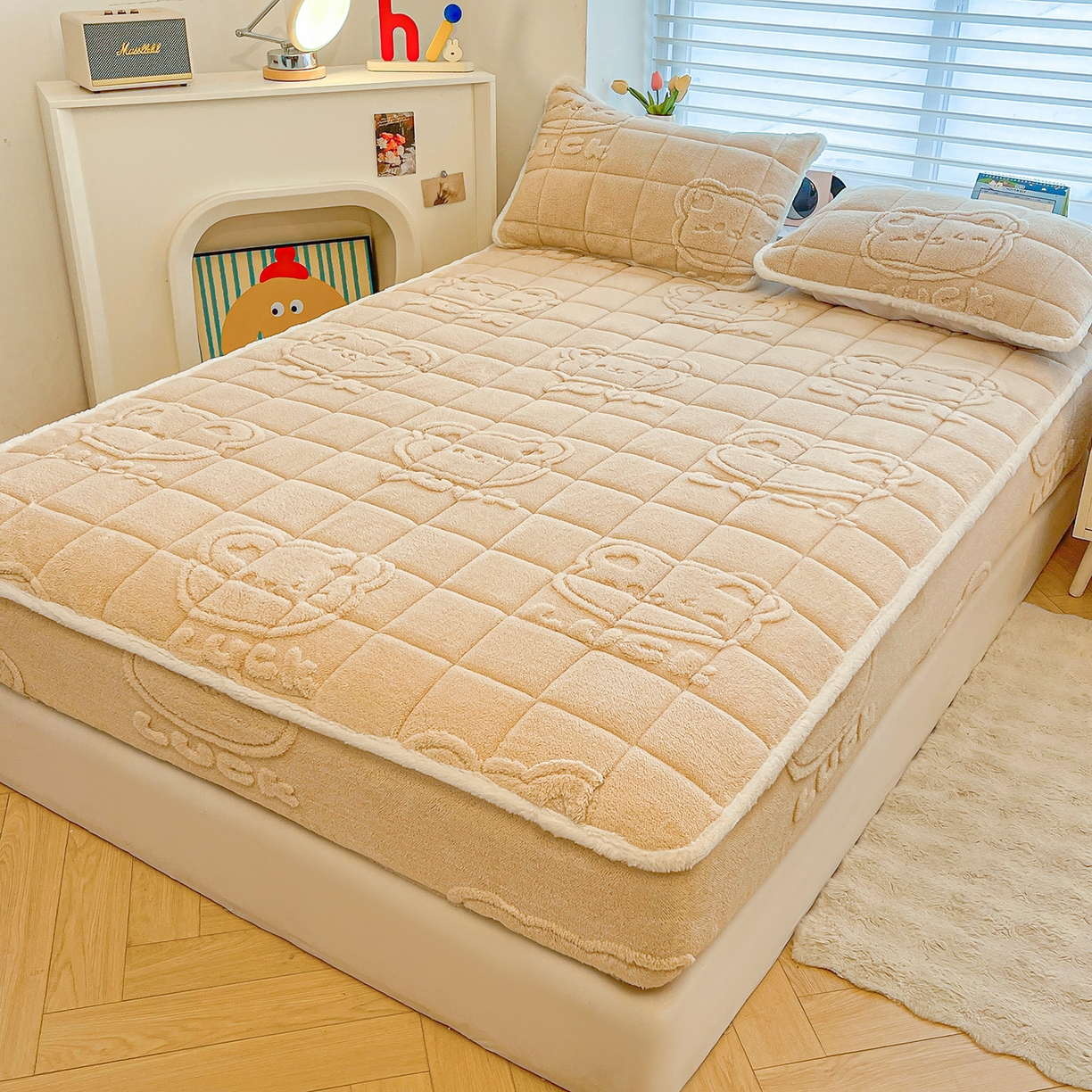 91家纺网 家纺一手货源 找家纺 予梦家纺 2025新款塔芙绒加厚夹棉床笠床垫保护套 萌萌熊 卡其