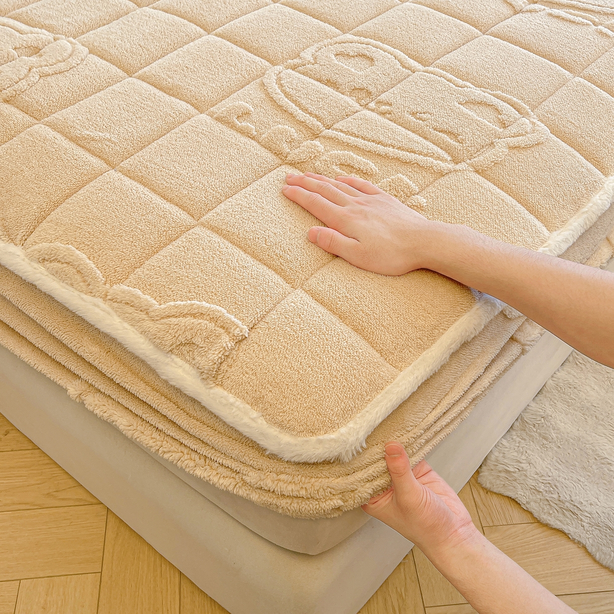 91家纺网 家纺一手货源 找家纺 予梦家纺 2025新款塔芙绒加厚夹棉床笠床垫保护套 萌萌熊 卡其