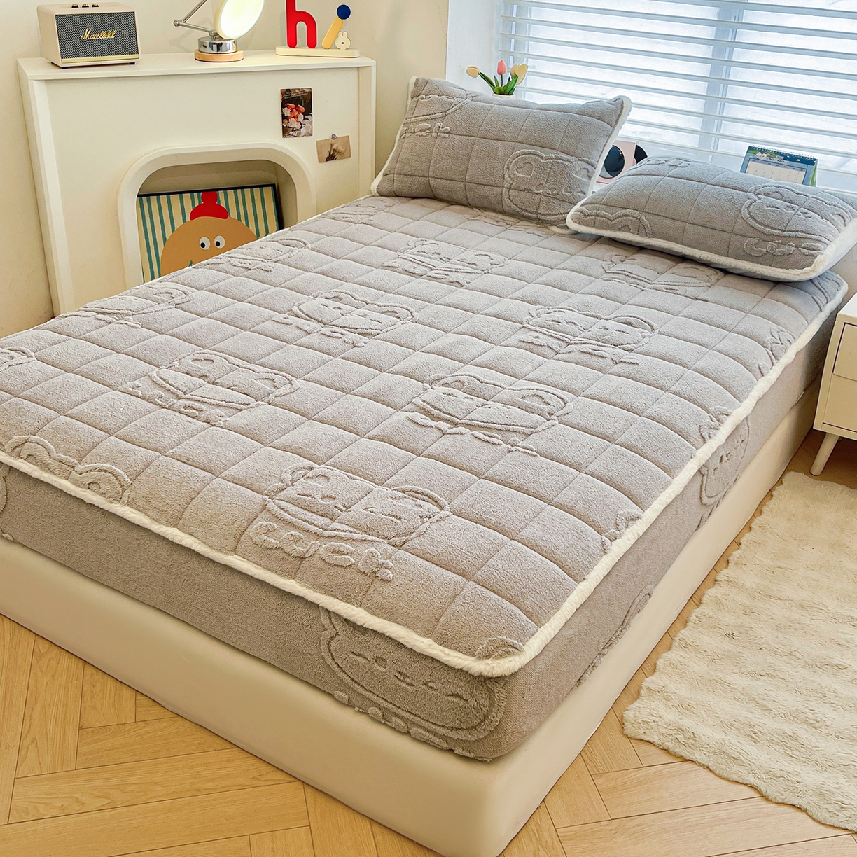 91家纺网 家纺一手货源 找家纺 予梦家纺 2025新款塔芙绒加厚夹棉床笠床垫保护套 萌萌熊 星灰