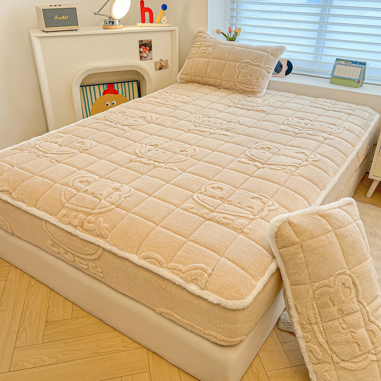 91家纺网 家纺一手货源 找家纺 予梦家纺 2025新款塔芙绒加厚夹棉床笠床垫保护套 萌萌熊 卡其