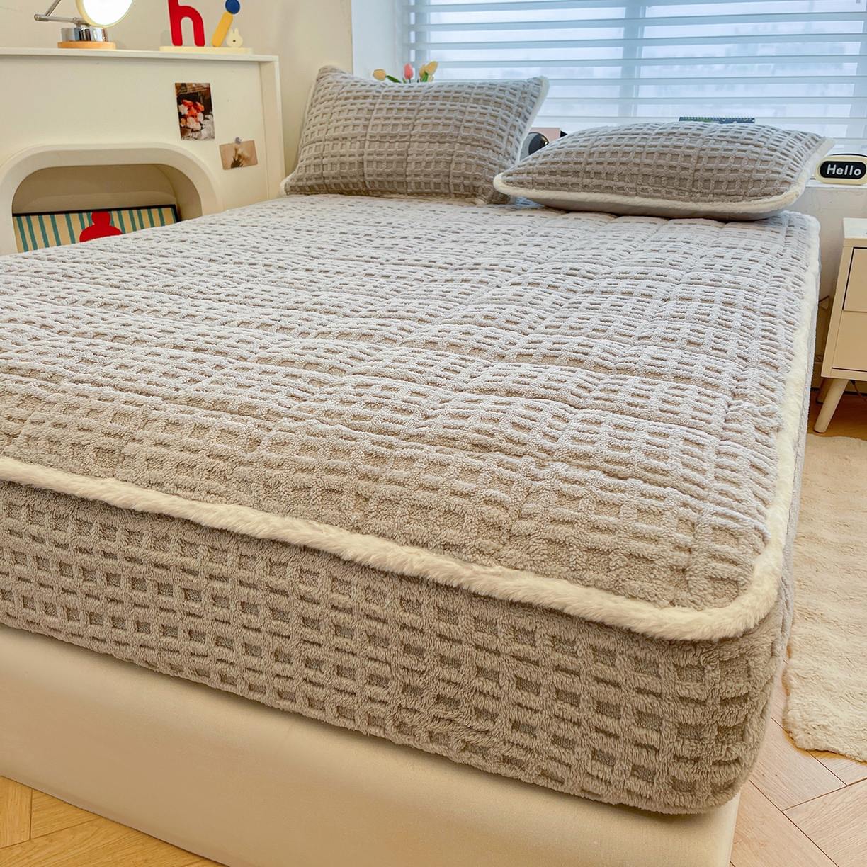 91家纺网 家纺一手货源 找家纺 予梦家纺 2025新款塔芙绒加厚夹棉床笠床垫保护套 星梦格 星灰