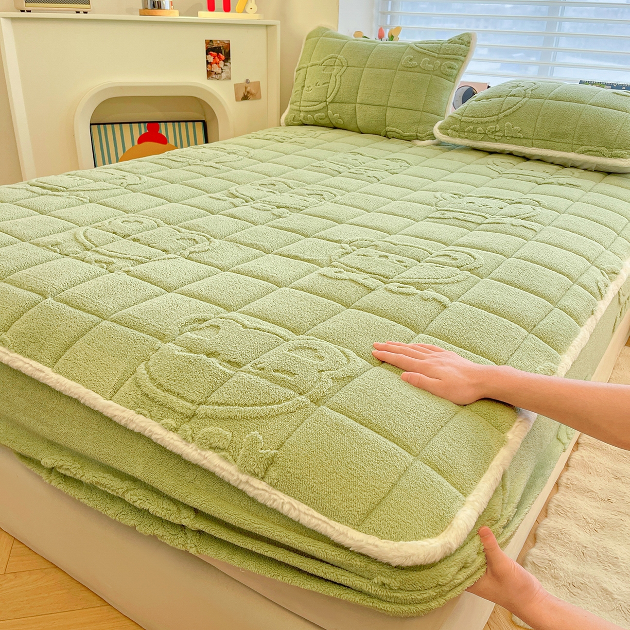 91家纺网 家纺一手货源 找家纺 予梦家纺 2025新款塔芙绒加厚夹棉床笠床垫保护套 萌萌熊 果绿