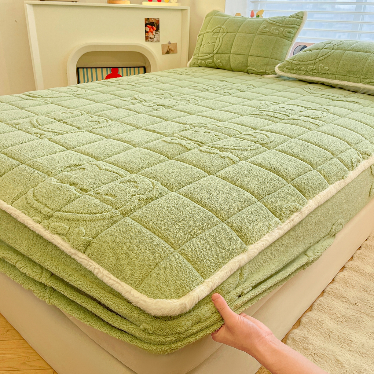 91家纺网 家纺一手货源 找家纺 予梦家纺 2025新款塔芙绒加厚夹棉床笠床垫保护套 萌萌熊 果绿
