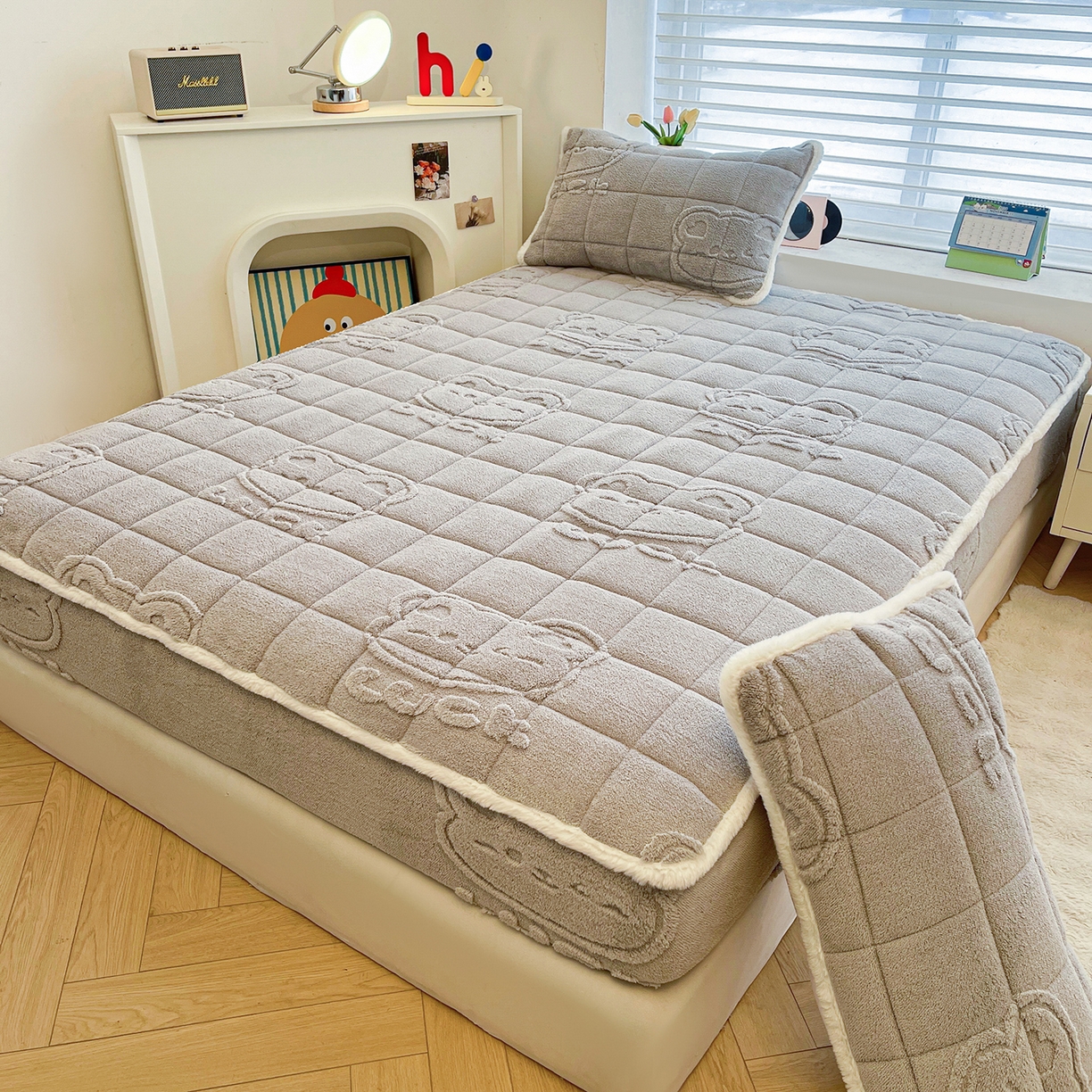 91家纺网 家纺一手货源 找家纺 予梦家纺 2025新款塔芙绒加厚夹棉床笠床垫保护套 萌萌熊 星灰