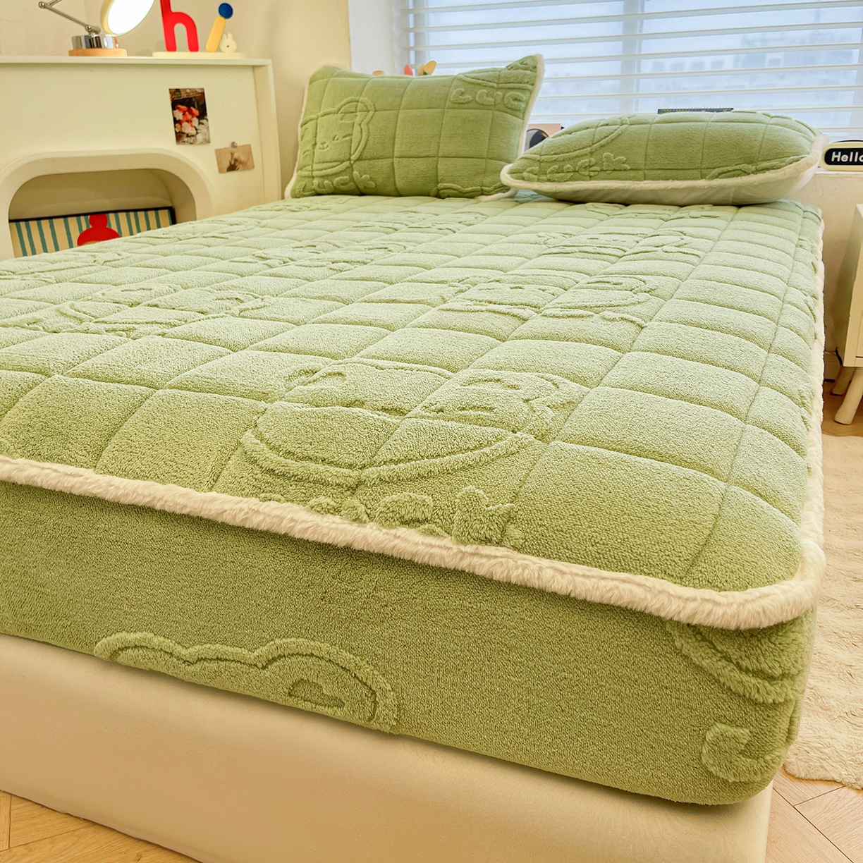 91家纺网 家纺一手货源 找家纺 予梦家纺 2025新款塔芙绒加厚夹棉床笠床垫保护套 萌萌熊 果绿