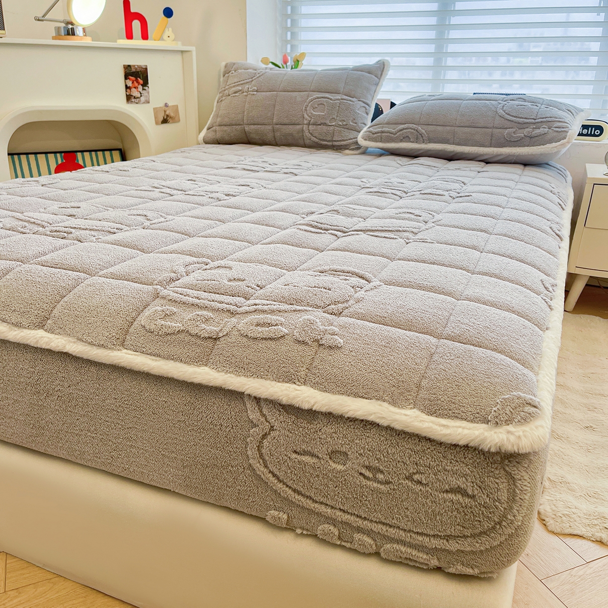 91家纺网 家纺一手货源 找家纺 予梦家纺 2025新款塔芙绒加厚夹棉床笠床垫保护套 萌萌熊 星灰