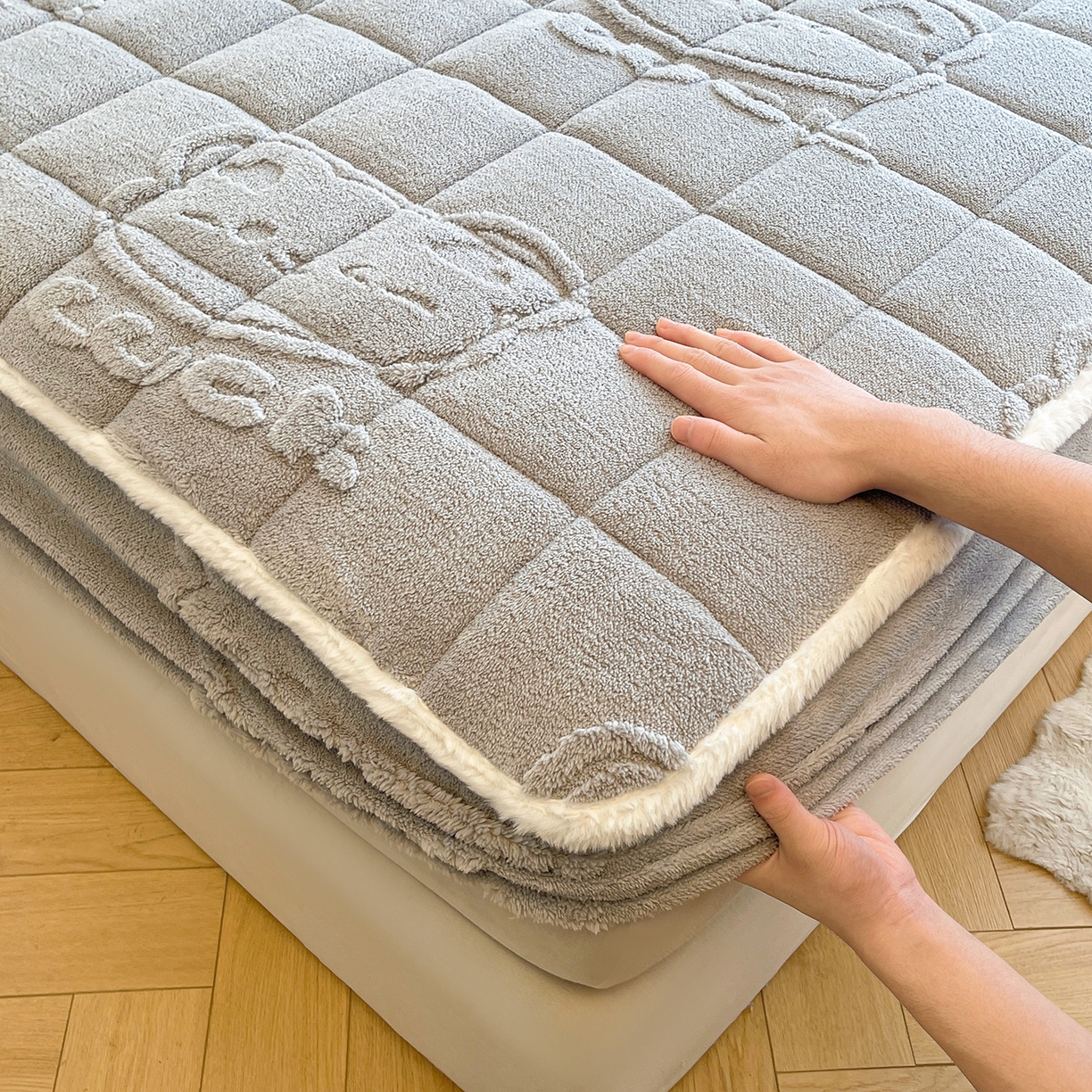 91家纺网 家纺一手货源 找家纺 予梦家纺 2025新款塔芙绒加厚夹棉床笠床垫保护套 萌萌熊 星灰