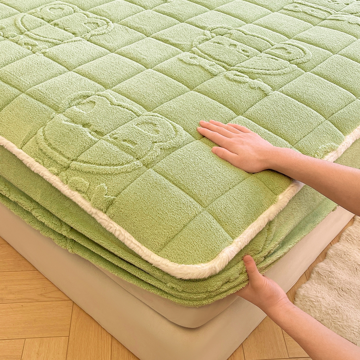 91家纺网 家纺一手货源 找家纺 予梦家纺 2025新款塔芙绒加厚夹棉床笠床垫保护套 萌萌熊 果绿