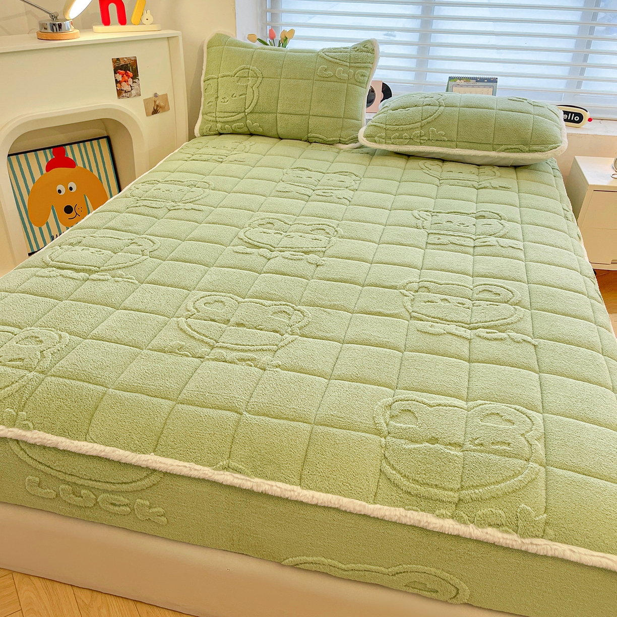 91家纺网 家纺一手货源 找家纺 予梦家纺 2025新款塔芙绒加厚夹棉床笠床垫保护套 萌萌熊 果绿