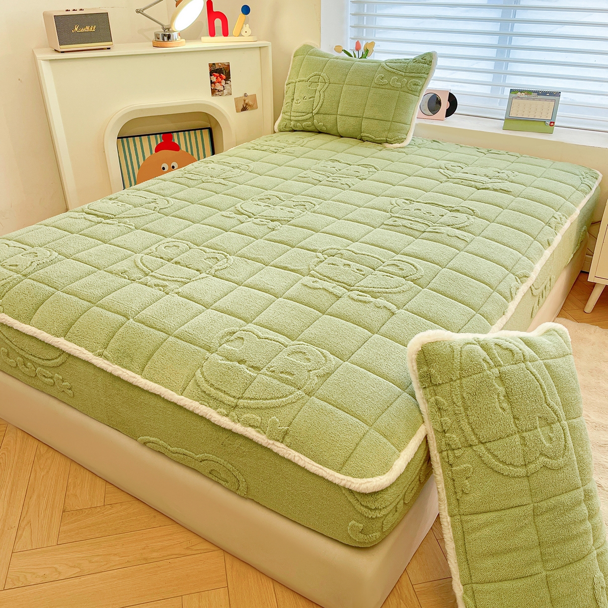 91家纺网 家纺一手货源 找家纺 予梦家纺 2025新款塔芙绒加厚夹棉床笠床垫保护套 萌萌熊 果绿