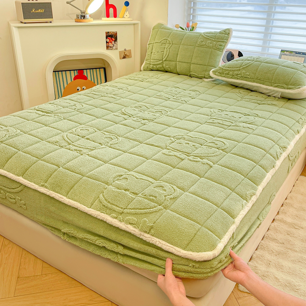 91家纺网 家纺一手货源 找家纺 予梦家纺 2025新款塔芙绒加厚夹棉床笠床垫保护套 萌萌熊 果绿