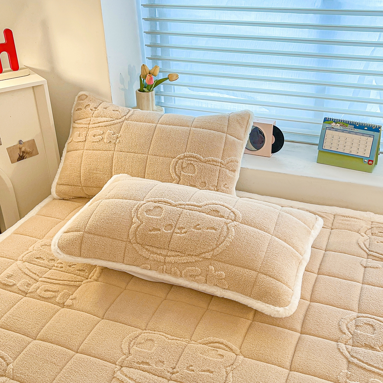 91家纺网 家纺一手货源 找家纺 予梦家纺 2025新款塔芙绒加厚夹棉床笠床垫保护套 萌萌熊 卡其