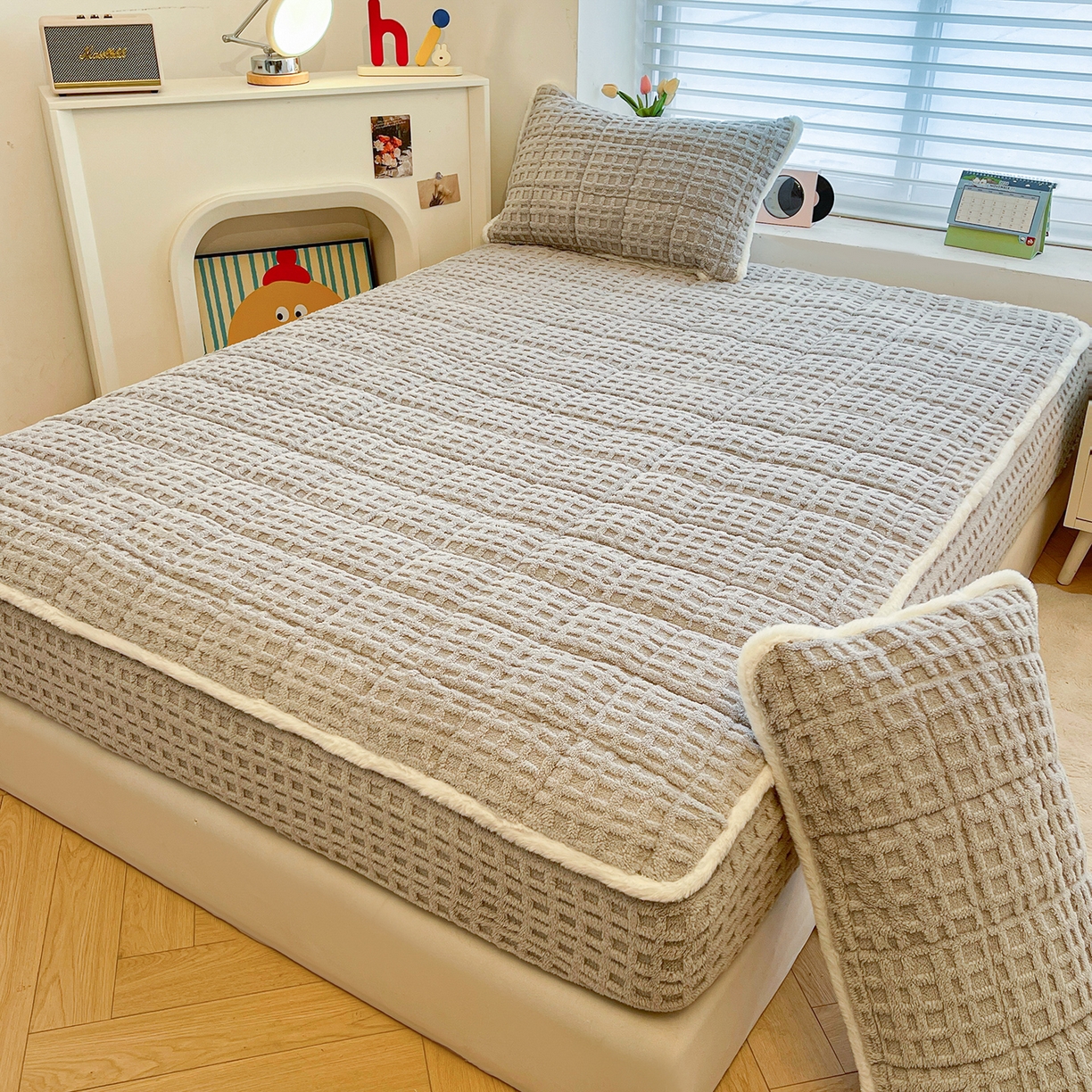 91家纺网 家纺一手货源 找家纺 予梦家纺 2025新款塔芙绒加厚夹棉床笠床垫保护套 星梦格 星灰