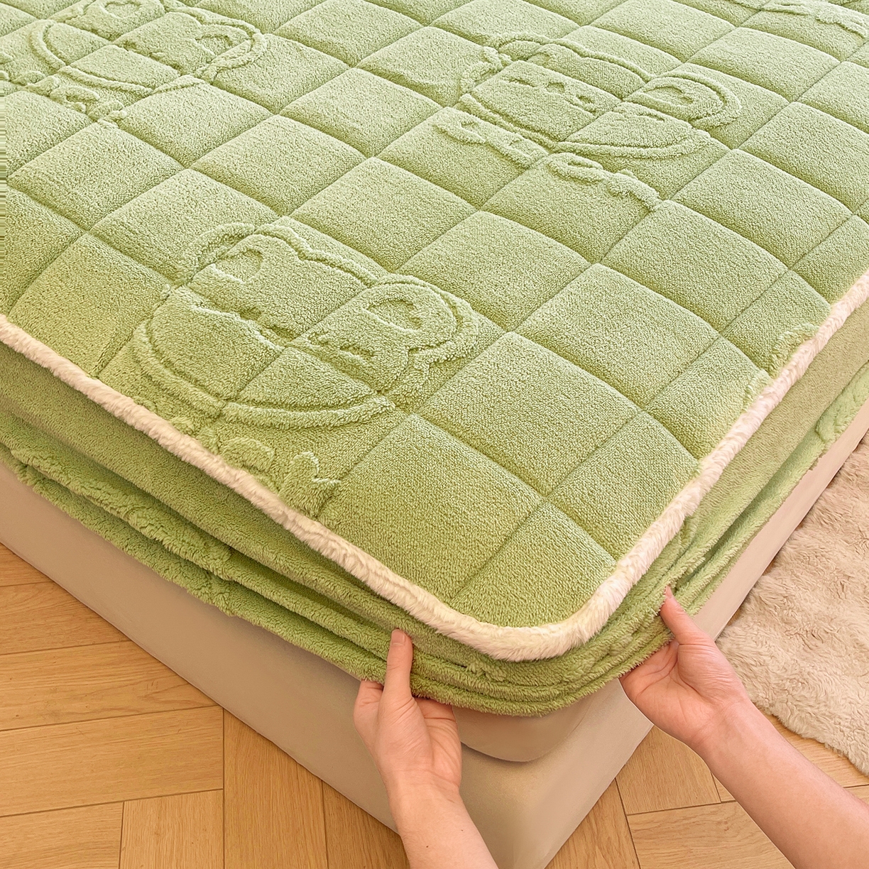 91家纺网 家纺一手货源 找家纺 予梦家纺 2025新款塔芙绒加厚夹棉床笠床垫保护套 萌萌熊 果绿