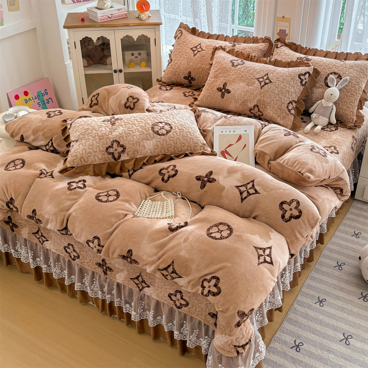 91家纺网 家纺一手货源 找家纺 （总）艺慕家纺 2025新款时尚印花牛奶绒床盖四件套