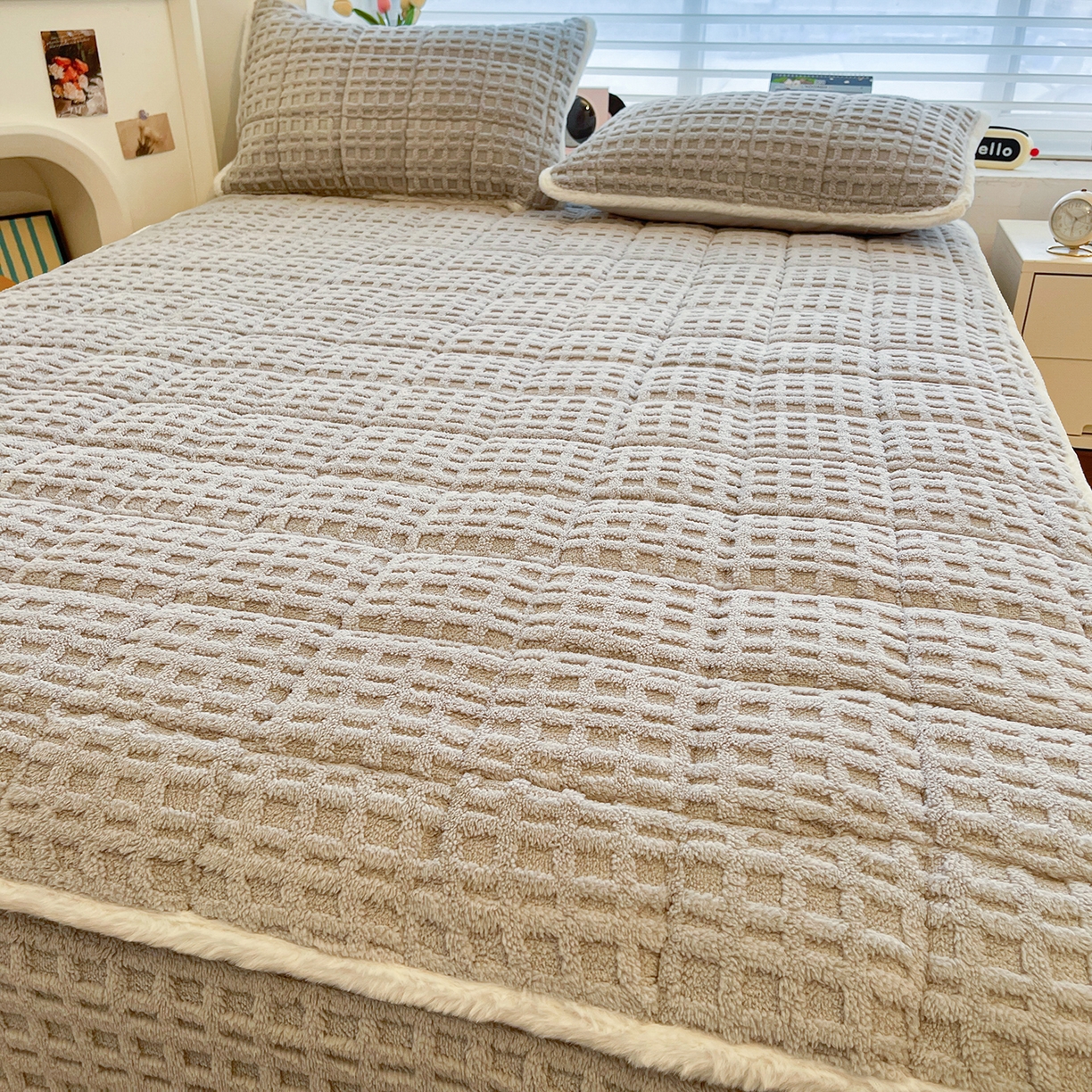 91家纺网 家纺一手货源 找家纺 予梦家纺 2025新款塔芙绒加厚夹棉床笠床垫保护套 星梦格 星灰