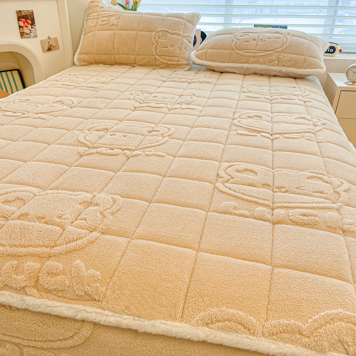 91家纺网 家纺一手货源 找家纺 予梦家纺 2025新款塔芙绒加厚夹棉床笠床垫保护套 萌萌熊 卡其