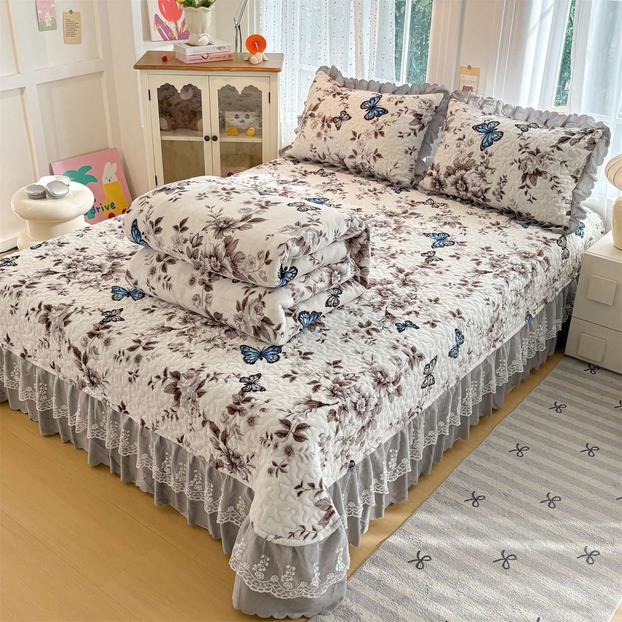 91家纺网 家纺一手货源 找家纺 艺慕家纺 2025新款时尚印花牛奶绒床盖四件套 蝴蝶相恋