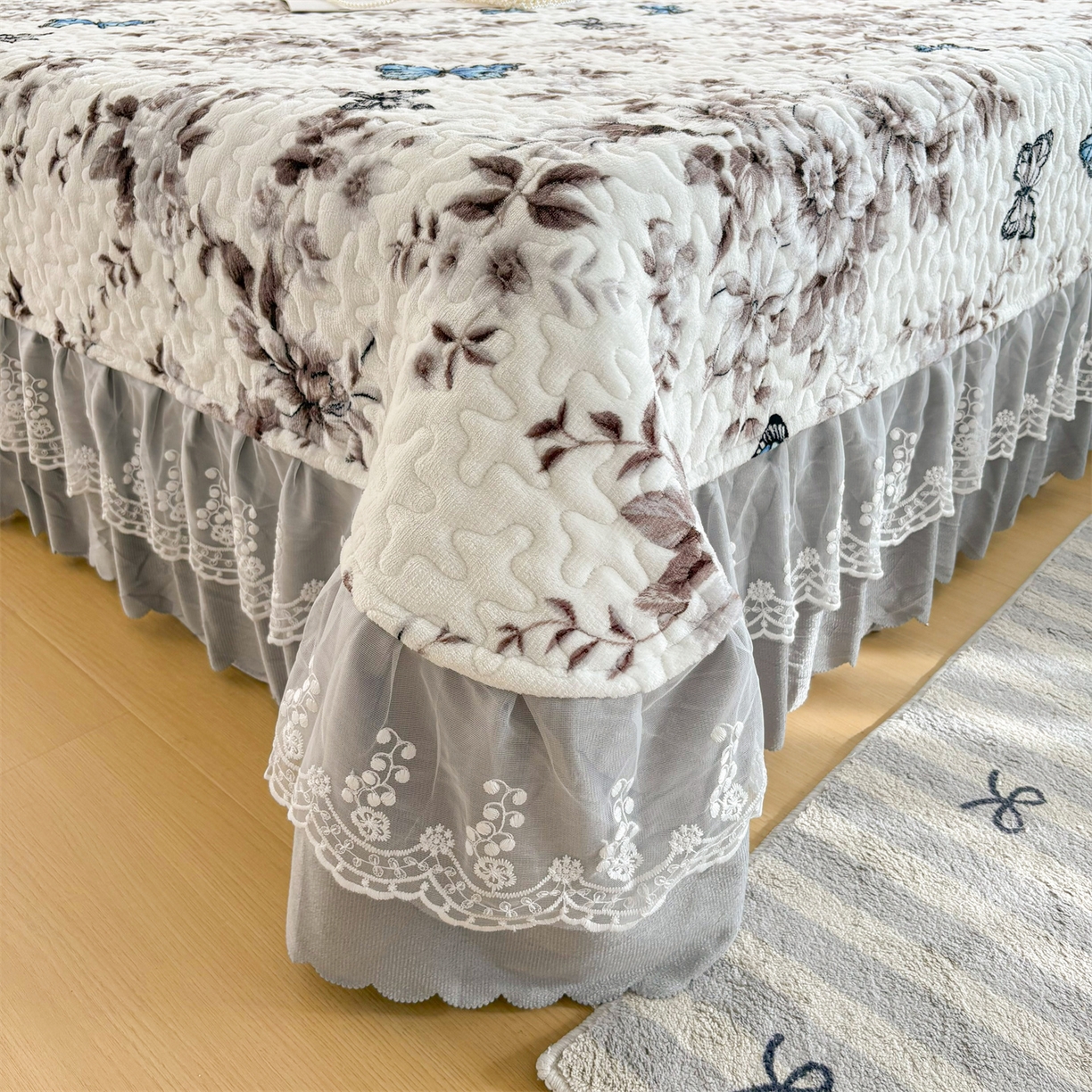 91家纺网 家纺一手货源 找家纺 艺慕家纺 2025新款时尚印花牛奶绒床盖四件套 蝴蝶相恋