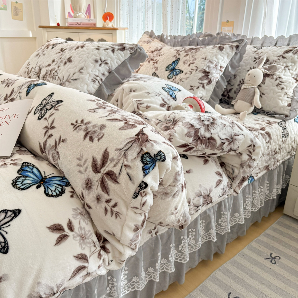 91家纺网 家纺一手货源 找家纺 艺慕家纺 2025新款时尚印花牛奶绒床盖四件套 蝴蝶相恋