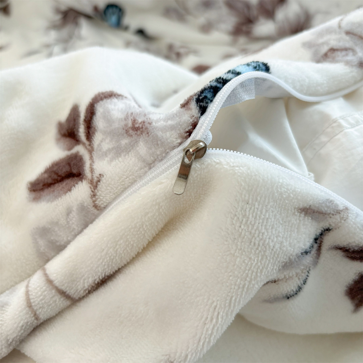 91家纺网 家纺一手货源 找家纺 艺慕家纺 2025新款时尚印花牛奶绒床盖四件套 蝴蝶相恋