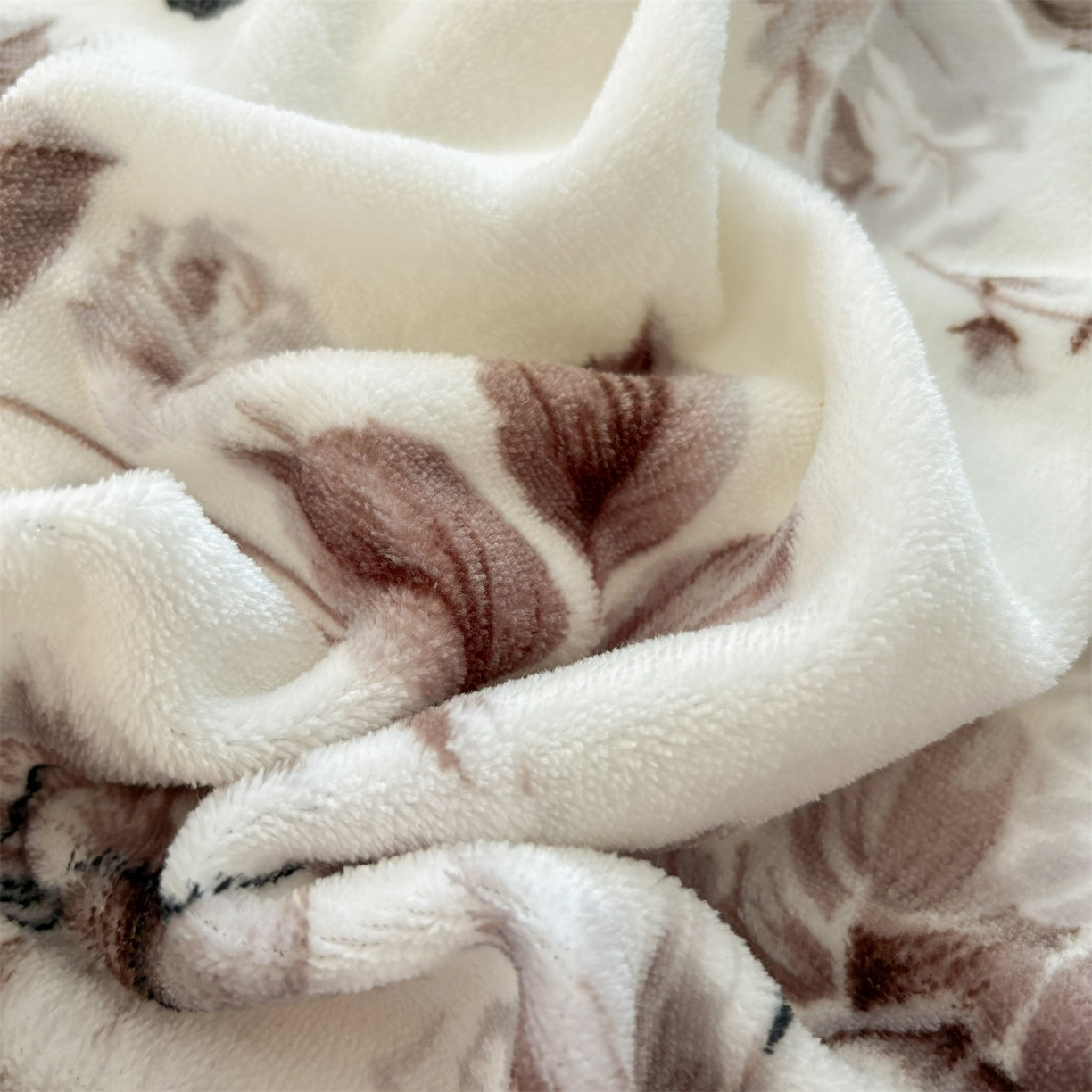 91家纺网 家纺一手货源 找家纺 艺慕家纺 2025新款时尚印花牛奶绒床盖四件套 蝴蝶相恋