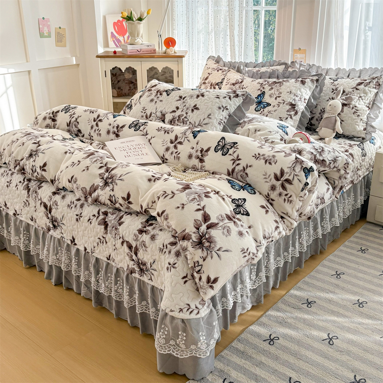 91家纺网 家纺一手货源 找家纺 艺慕家纺 2025新款时尚印花牛奶绒床盖四件套 蝴蝶相恋