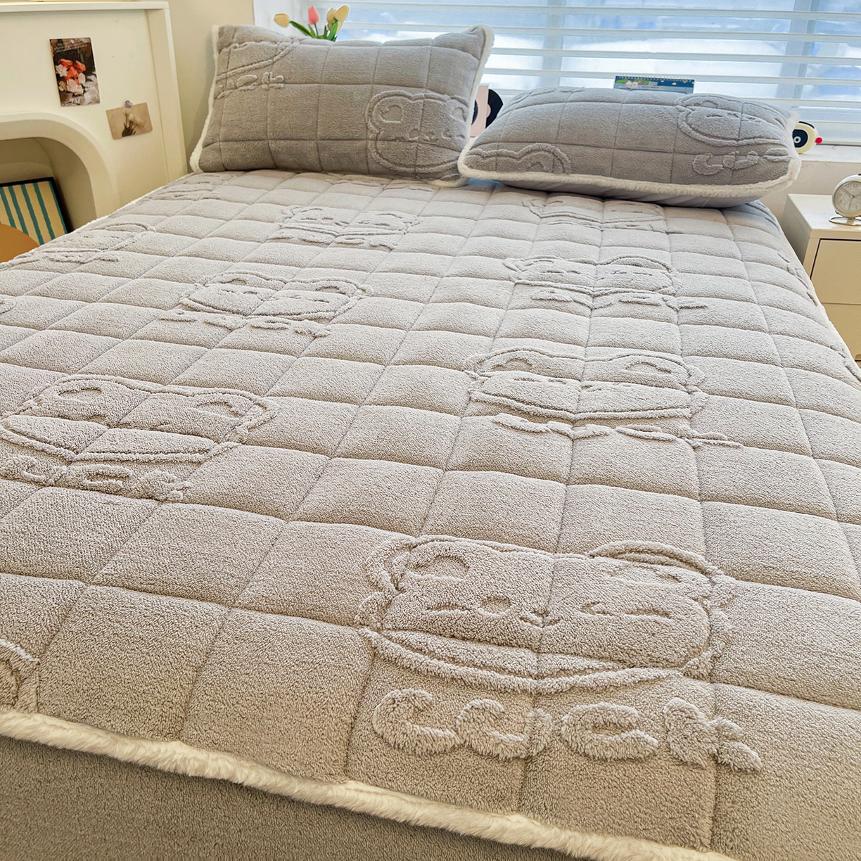 91家纺网 家纺一手货源 找家纺 予梦家纺 2025新款塔芙绒加厚夹棉床笠床垫保护套 萌萌熊 星灰