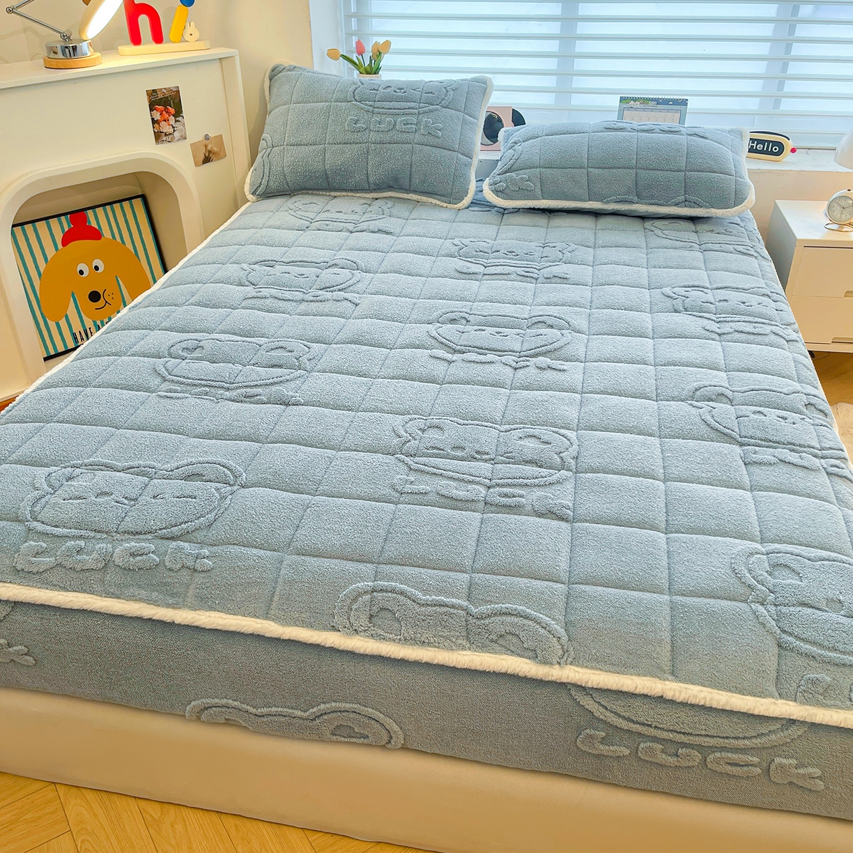 91家纺网 家纺一手货源 找家纺 予梦家纺 2025新款塔芙绒加厚夹棉床笠床垫保护套 萌萌熊 苍蓝