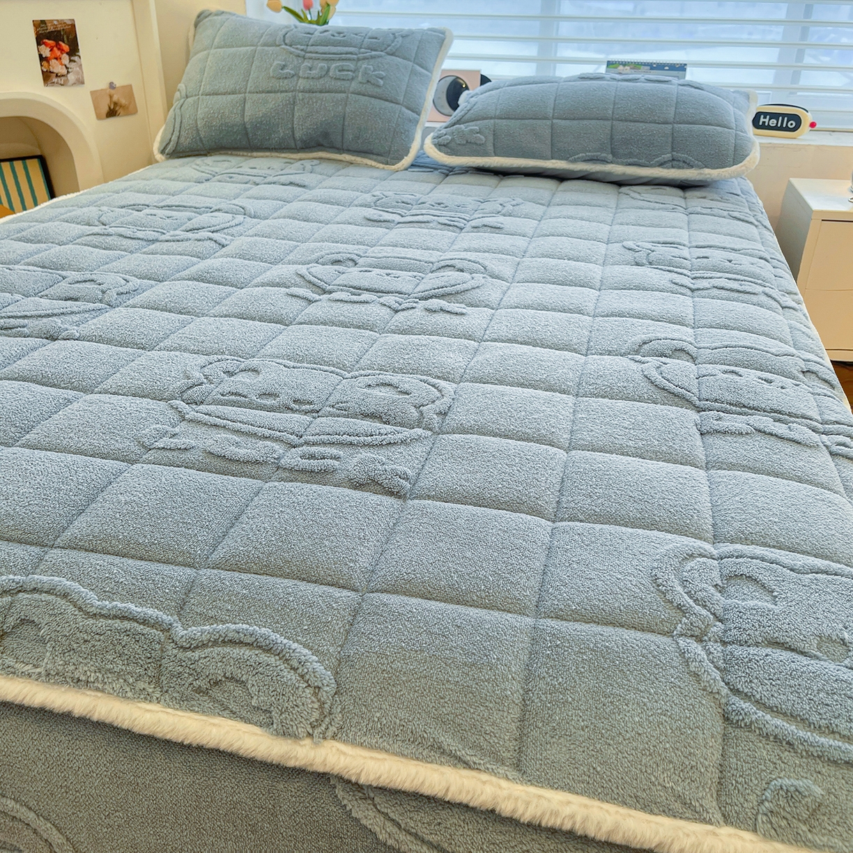 91家纺网 家纺一手货源 找家纺 予梦家纺 2025新款塔芙绒加厚夹棉床笠床垫保护套 萌萌熊 苍蓝