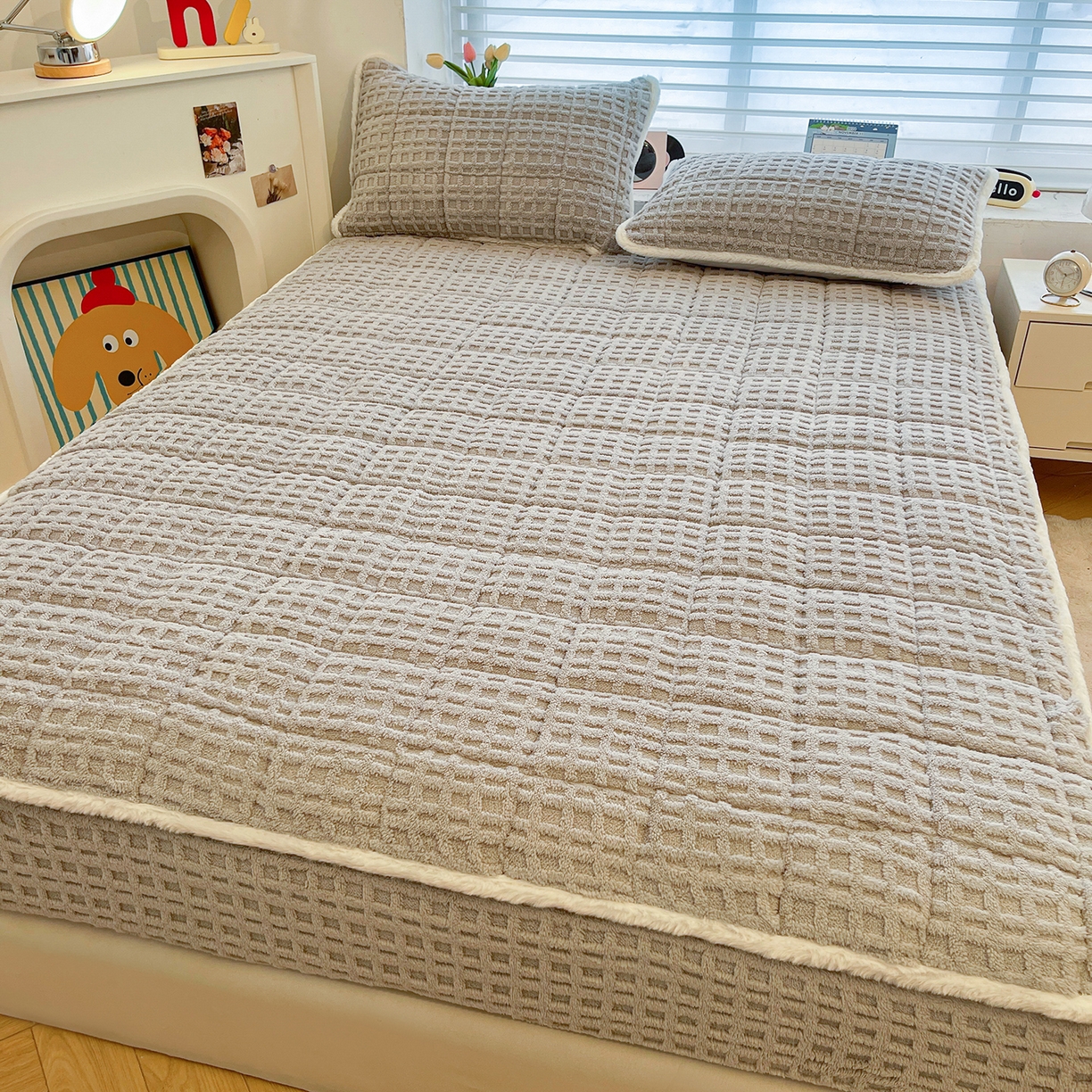 91家纺网 家纺一手货源 找家纺 予梦家纺 2025新款塔芙绒加厚夹棉床笠床垫保护套 星梦格 星灰