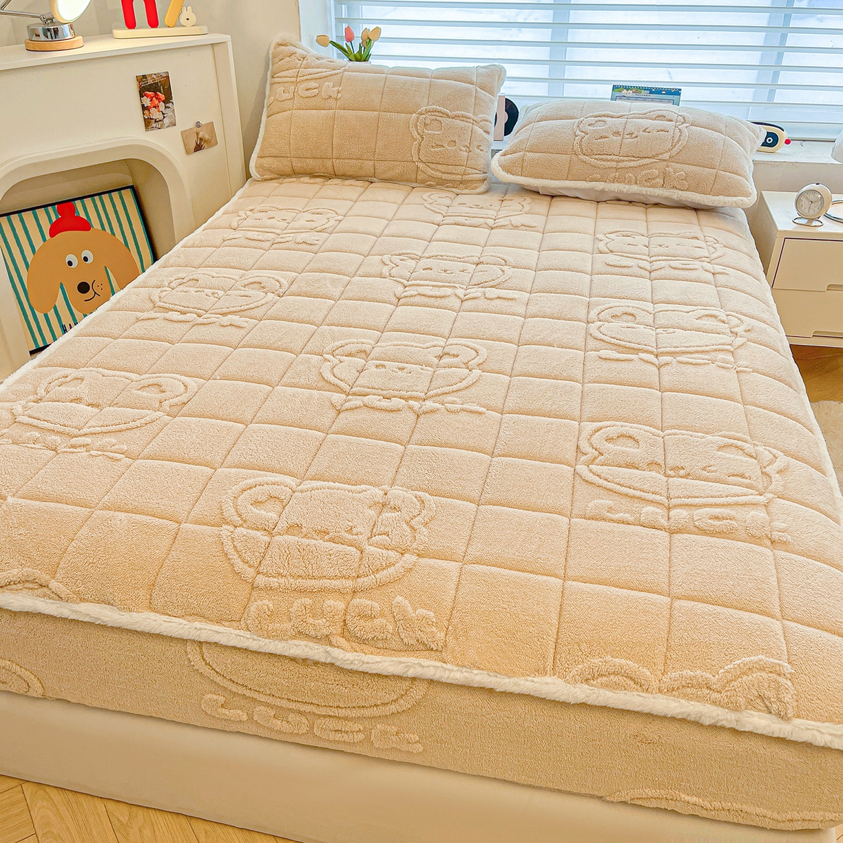 91家纺网 家纺一手货源 找家纺 予梦家纺 2025新款塔芙绒加厚夹棉床笠床垫保护套 萌萌熊 卡其