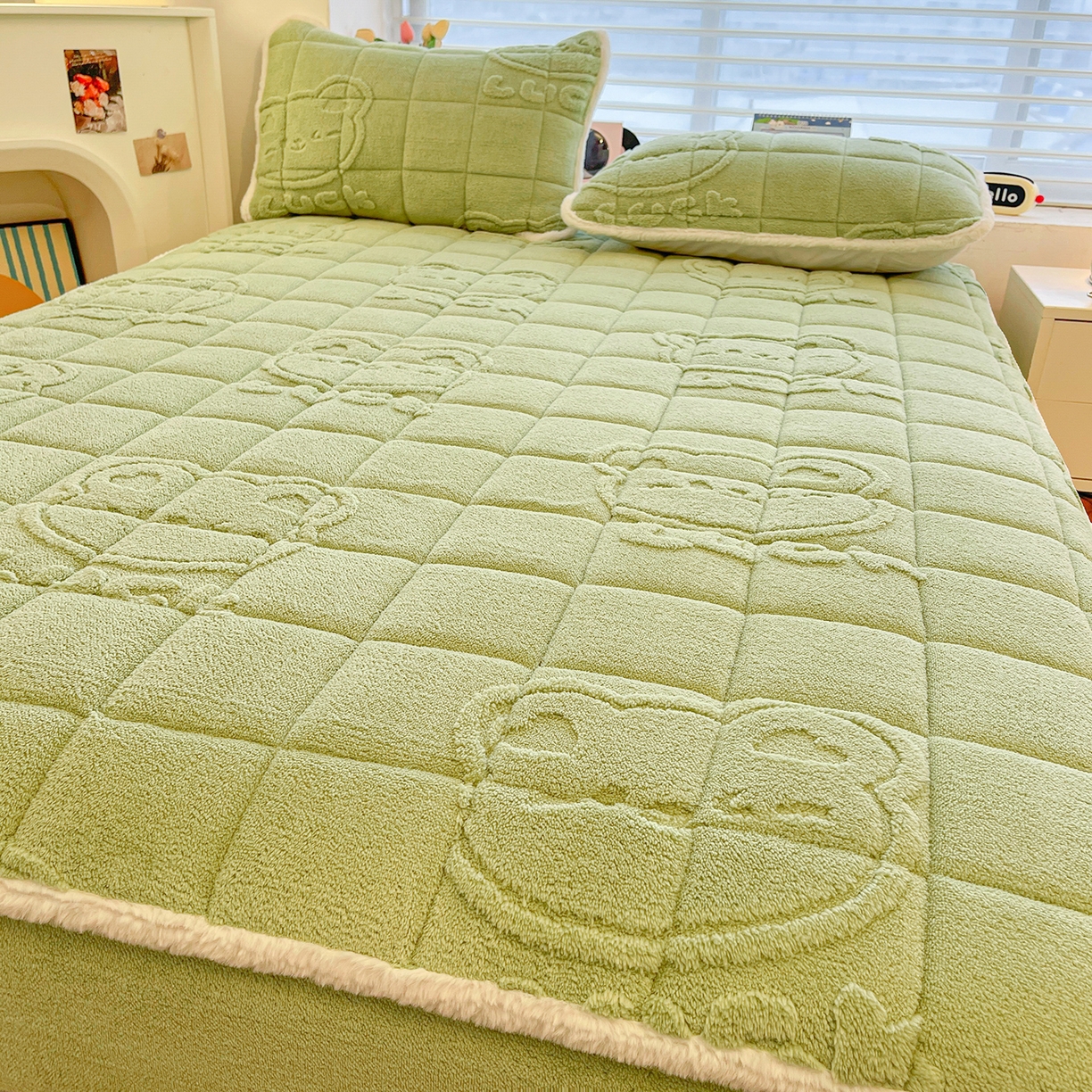 91家纺网 家纺一手货源 找家纺 予梦家纺 2025新款塔芙绒加厚夹棉床笠床垫保护套 萌萌熊 果绿